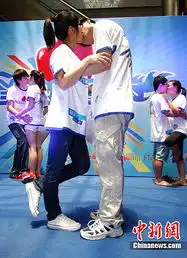  福州情侣上演创意接吻