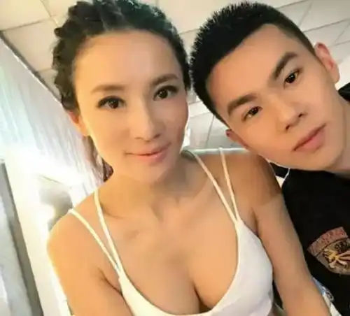  50岁的她跟22岁的儿子,拍照像情侣好身材如何