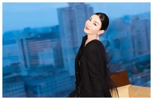 黄奕离开前夫真放得开,穿黑西装,同30年闺蜜倪虹洁亲嘴不敢看