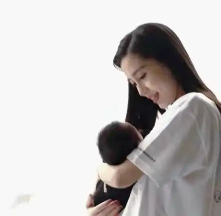  黄晓明baby低调逛市场圆圆奶茶郭晶晶她们跟老公像普通夫妻