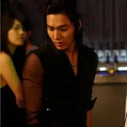  求韩剧城市猎人里面李敏镐的所有服装,要图片,最后是全身照