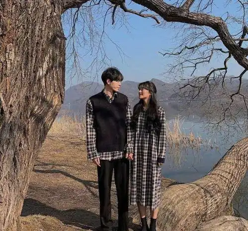  情人节日韩放闪情侣穿搭示范,黑白灰撞色搭配恩爱的默契