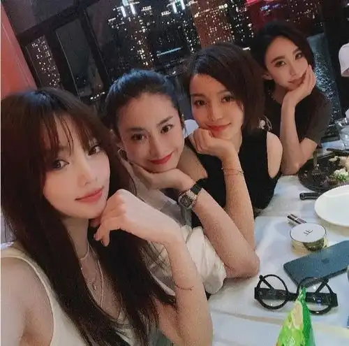 李小璐罕见参加闺蜜聚会,身边人显面生,曾经泰迪姐妹团物是人非