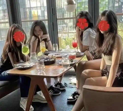 李亚鹏继父功不可没家庭聚会拉窦靖童说话凶狠,李嫣穿修身超帅