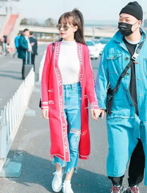  林允撞衫沈梦辰,穿同款粉色长衫,一个像十八一个像三十