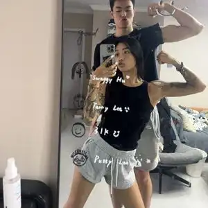 李添荣女友发博晒二人的甜蜜合照一起吃饭吧