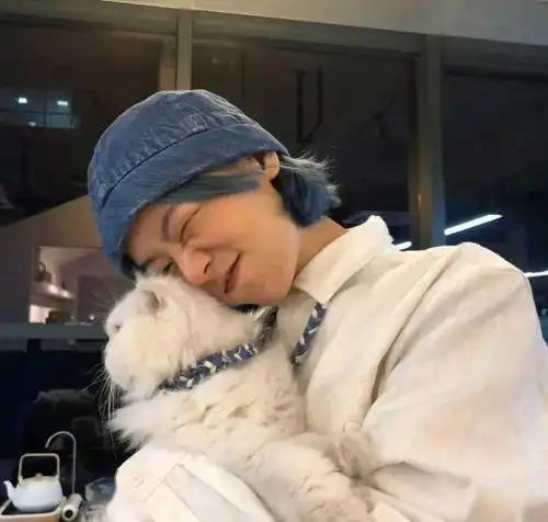  女生头像我总觉得我们太惨了爱得不尽兴遗憾一大堆