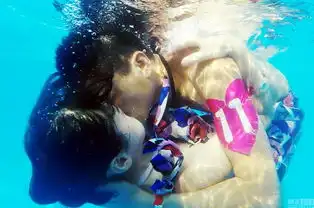  武汉11对情侣进行水下接吻大赛