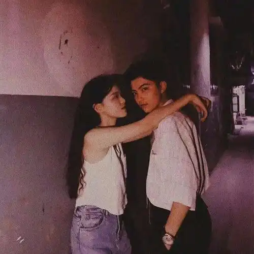  情侣头像我不配拥有甜蜜的爱情