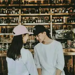  跪求还有一张这个情侣图片