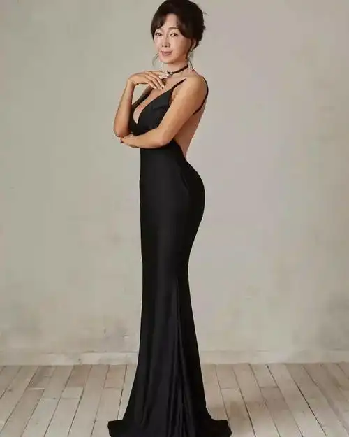  64岁阿姨和亲儿子合影像情侣,岁月是真的藏不住这种女人的性感和优雅......