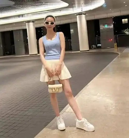 郭富城两个女儿长高了,郭咏希对妈妈灿笑郭咏萱的一字马好厉害