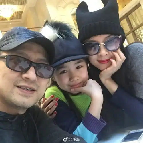 汪峰母亲去世一个月,大女儿晒照怀念奶奶,小苹果与章子怡相依为命
