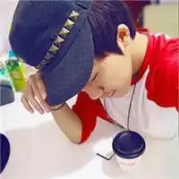  找一对戴白色帽子的情侣头像一男一女