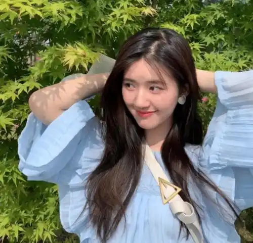  赵露思又手滑点赞拉踩行为引热议,工作室迅速回应公关