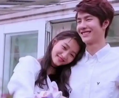  看关晓彤分别跟王一博牛骏峰同框,看谁都比跟鹿晗在一起更甜蜜