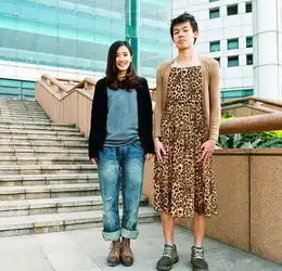  男生穿上裙子高跟鞋网络疯传大学情侣换装照