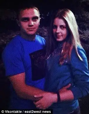  22岁同龄情侣开车到湖边车震动静太大车溜进湖里双双毙命