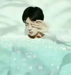 谁能给我几张动漫情侣头像,不是黑白的,谢谢