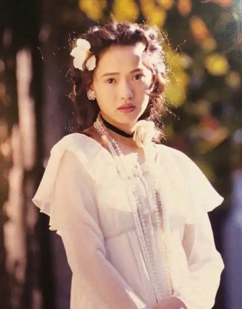  50岁伊能静,活成少女模样,比丈夫大10岁,却被宠成公主