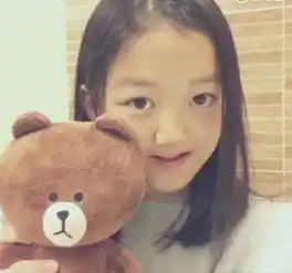 李嫣12岁的闺蜜包飞机游玩,王菲带她们住6000一晚的房间还说太差