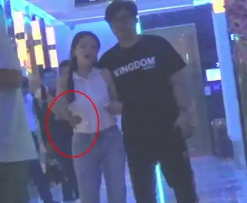  穿情侣装录新综艺,王岳伦手搂李湘寸步不离,这个男人不糊涂