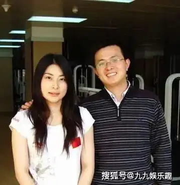 郭晶晶与闺蜜低调聚餐,素颜暴露真实容颜,与闺蜜成鲜明对比