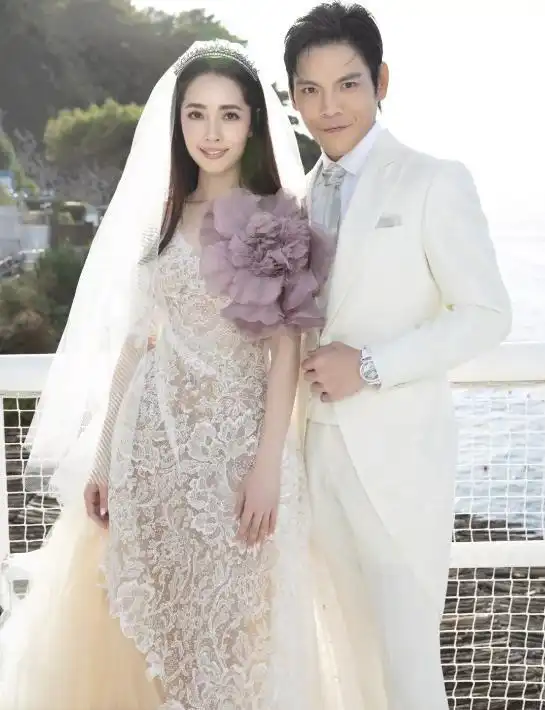 潇洒的婚纱女王爱上小36岁男友,72岁还惊艳全场却被闺蜜爆丑照