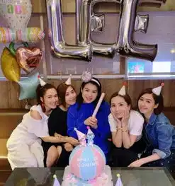 胡杏儿晒派对照透露一胎两宝,占据c位却被好友胡定欣肚子抢镜