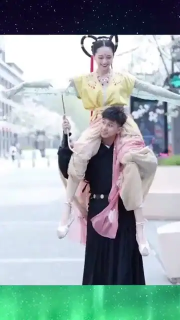  原来以为他俩是情侣,没想到是好闺蜜,真是让我看傻眼了