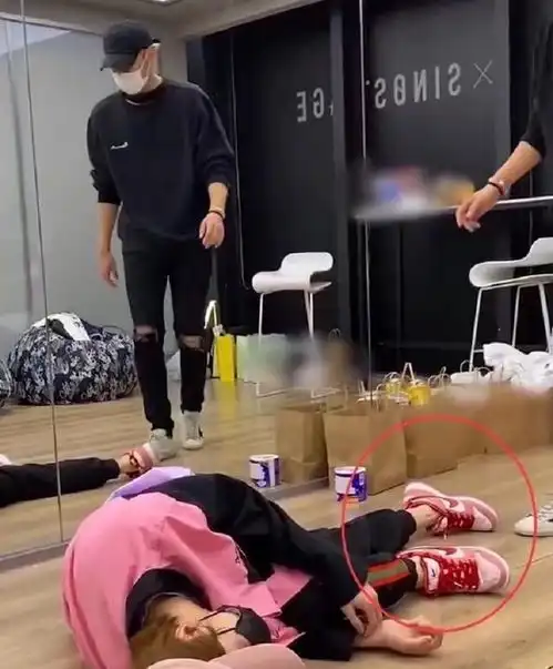  关晓彤公布愚人节企划,谁注意她的鞋架与鹿晗隔空秀恩爱太甜了