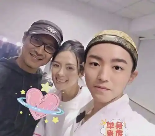  王俊凯又从情侣面前路过,大方给新人送祝福,表情却暴露内心想法