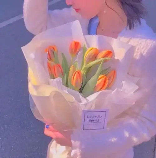 捧花女生头像
