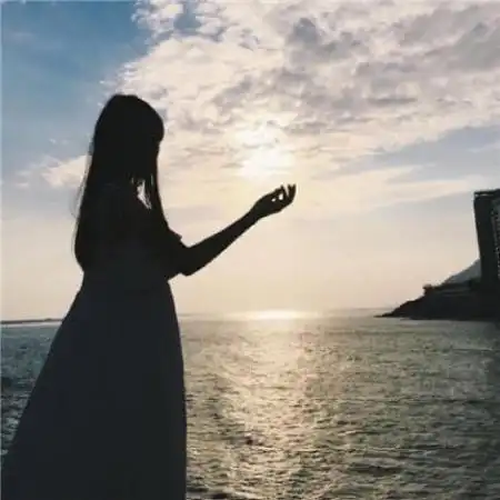  海边意境情侣头像,比较独特的侧面的背影的