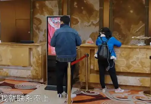  何炅坐高铁被偶遇,穿搭时尚头发浓密,背影年轻如同二十岁小伙