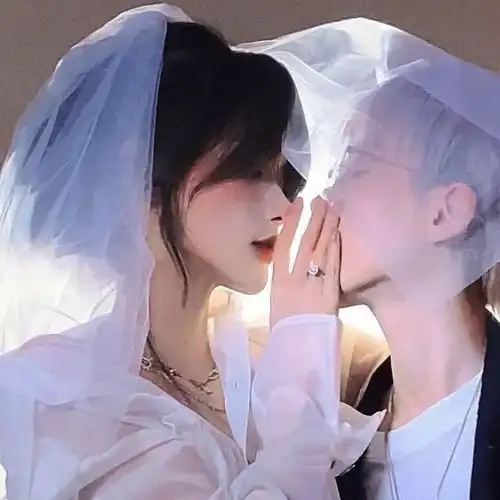  情侣头像因为太喜欢你所以看谁都像情敌