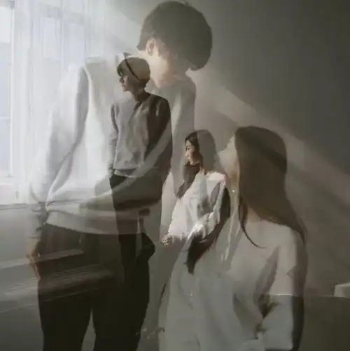  除了扳直身体拍,合照还能这么玩