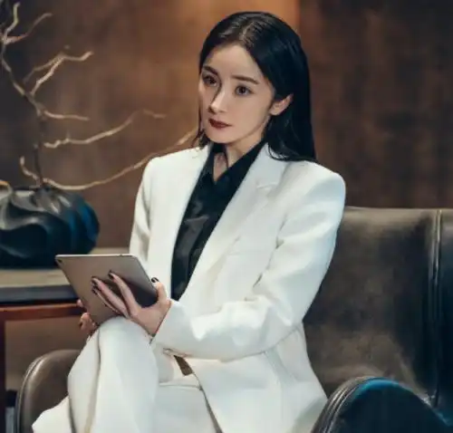  刺杀小说家杨幂这个图片的口红牌子和色号谁知道是什么