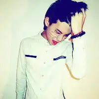  去掉下面那行字之后的这个图片还有他的情侣头像,谢谢