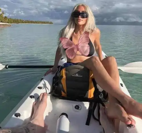  41岁卡戴珊晒最新靓照穿比基尼大秀曲线,完美腰臀十分迷人