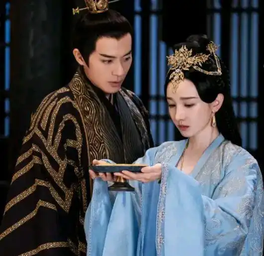 女星陈小纭在线评网友留言,无形拉杨幂入圈,被贴情商低标签