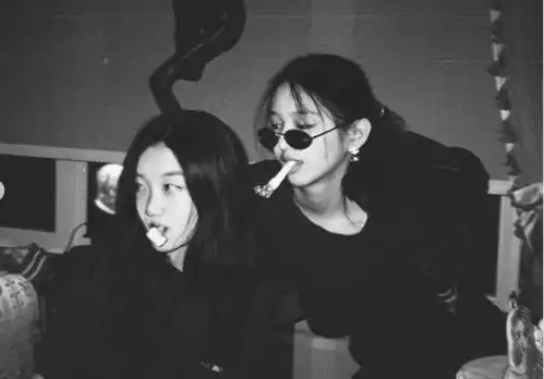 李嫣近照曝光,与闺蜜写真照如出圈少女,李亚鹏不反对她进娱乐圈