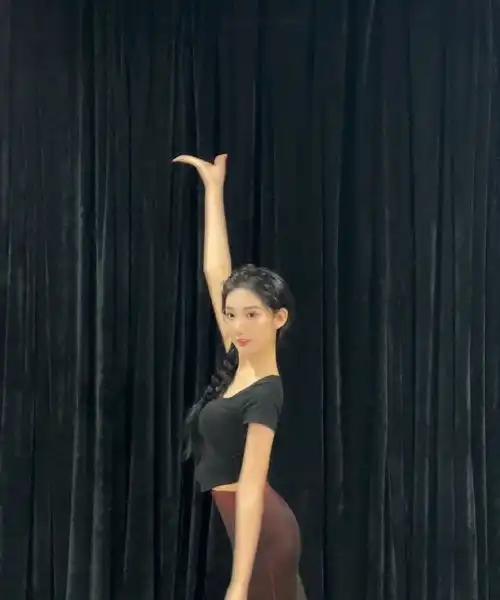 都美竹晒新年自拍,坦言要更努力生活,却遭昔日闺蜜嘲讽心机重