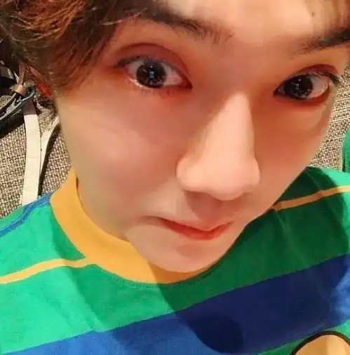  太甜了关晓彤晒自拍唇妆吸睛,和男友鹿晗同款衣服同款背景