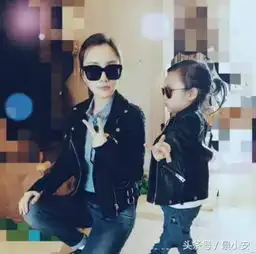 李小璐不但自己美,还把甜馨搭配成小潮娃