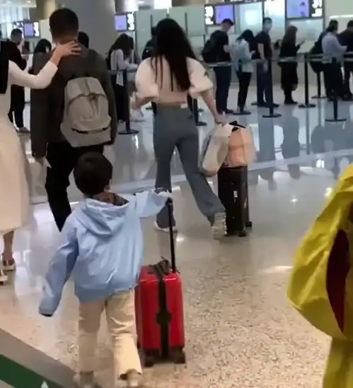  baby带4岁小海绵赶飞机,孩子侧脸忘打码,小小年纪就带霸总滤镜