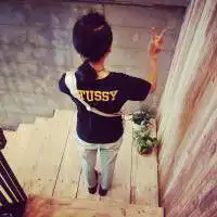  你身边的人曾经是我.曾一起牵手看过日落.