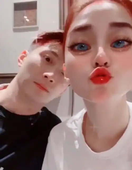  何超莲趴床上拍恶搞视频,窦骁憨笑出镜满眼宠溺,被女友甜喊傻狍子