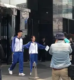  张嘉倪买超夫妇穿校服录节目,两人甜蜜互动像极了校园小情侣