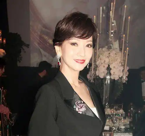 70岁婆婆为见初恋男友花费百万,欲整容成26岁赵雅芝,却整成这样